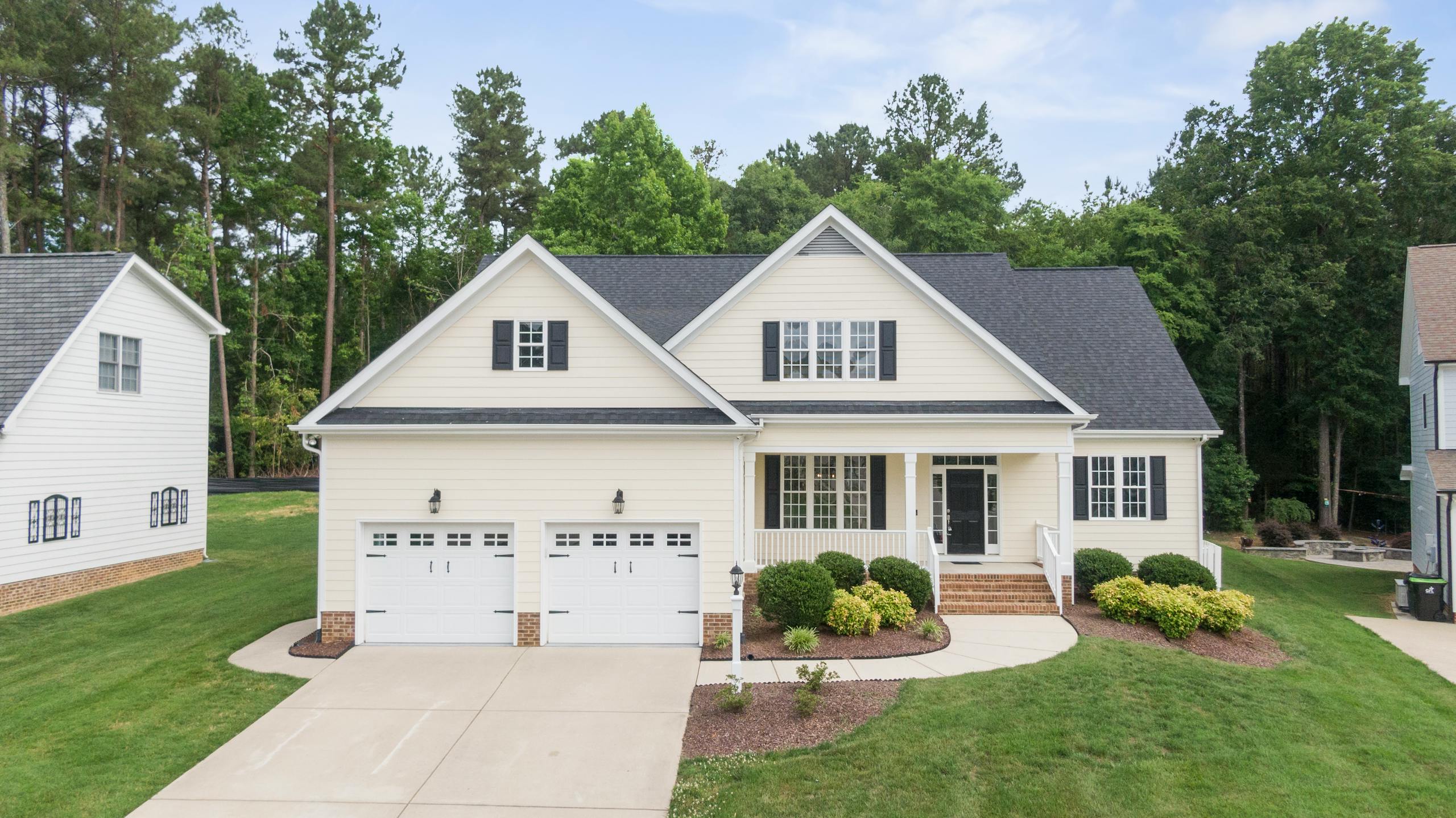 A beautiful suburban house with a green lawn and spacious driveway in Wendell, NC.