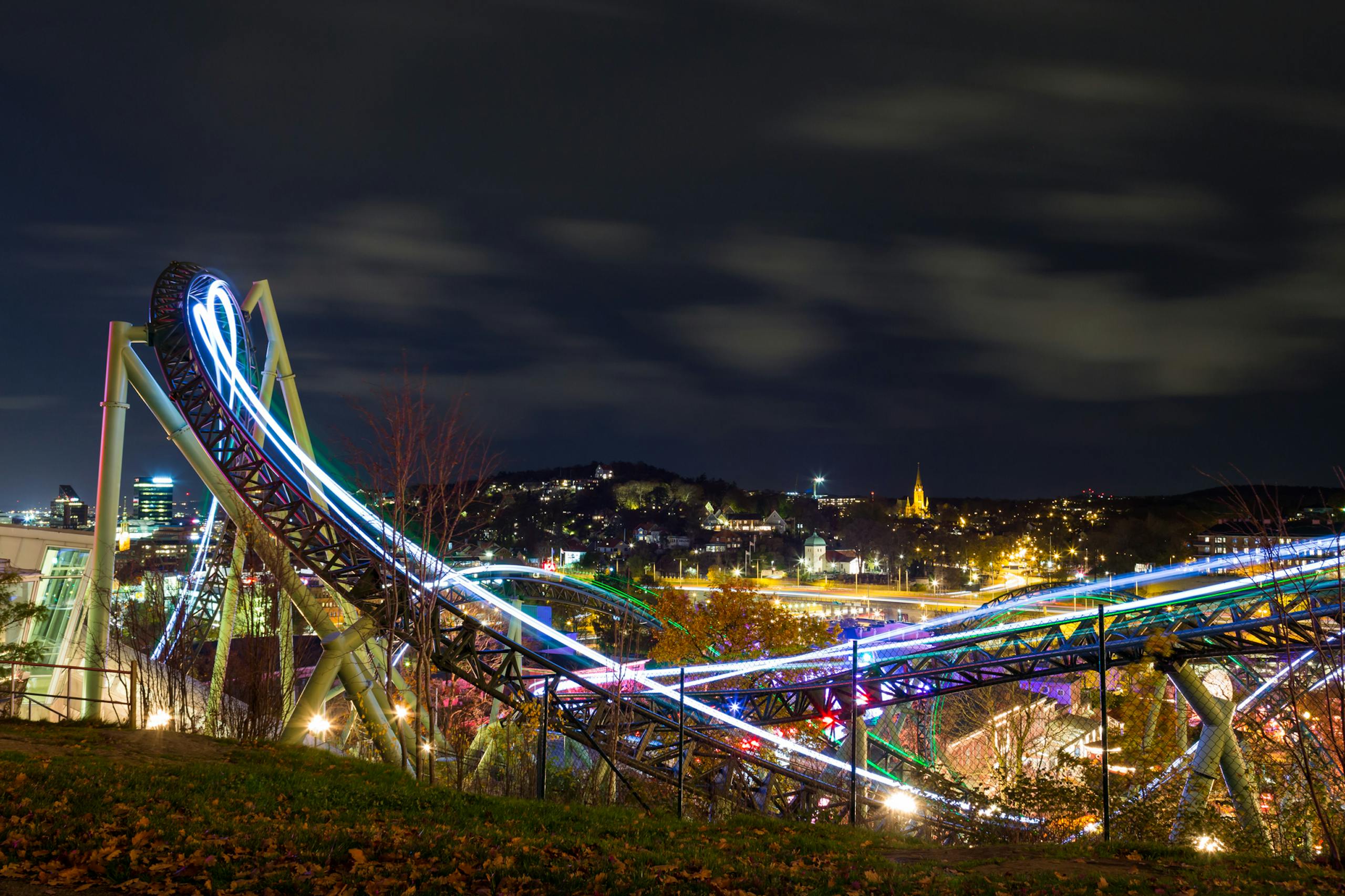 Long exposure shot of a rollercoaster and city lights in Gothenburg at night.