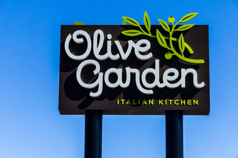 Olive Garden $700 Tip Dispute Fires Single Mom.