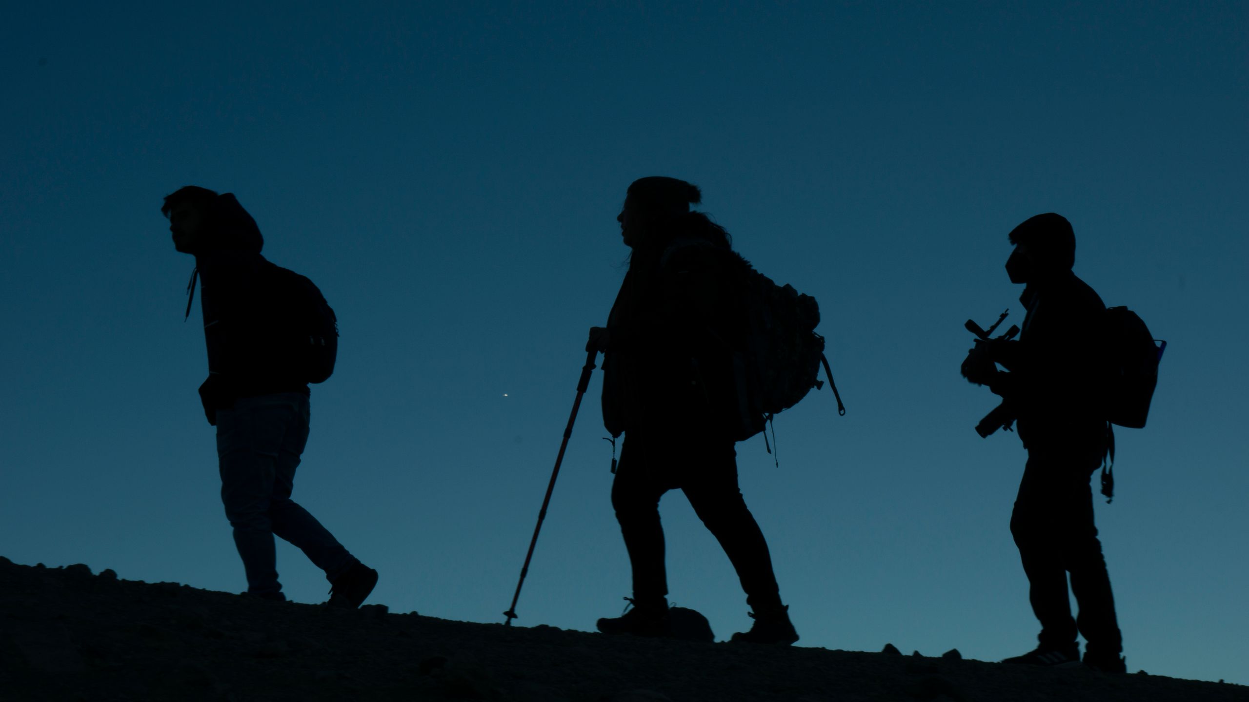 A group of hikers silhouetted against a sunset in Toluca, Mexico, showcasing an adventurous outdoor scene.