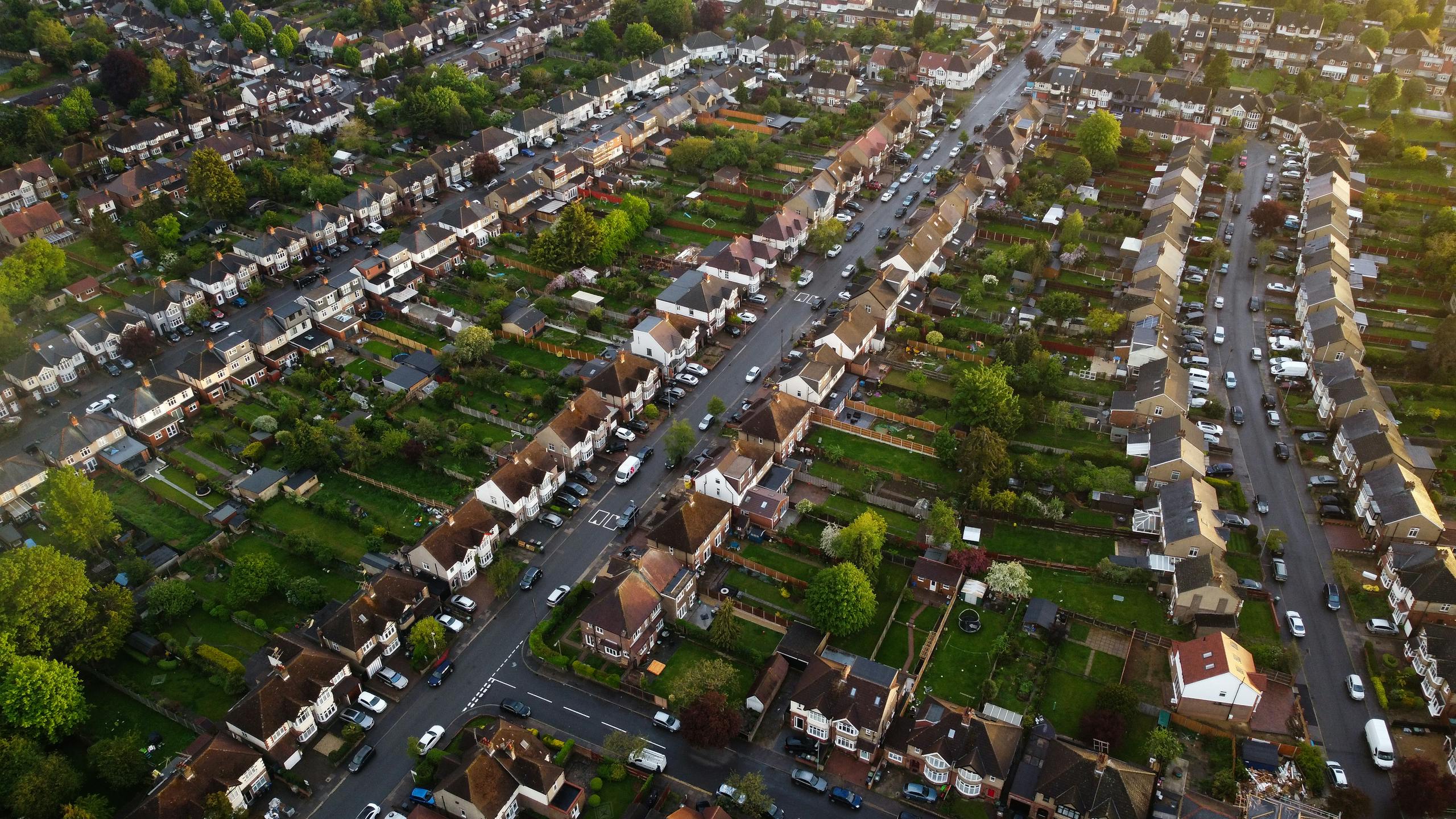 Drone shot of residential community in Luton, England, showcasing houses and roads.