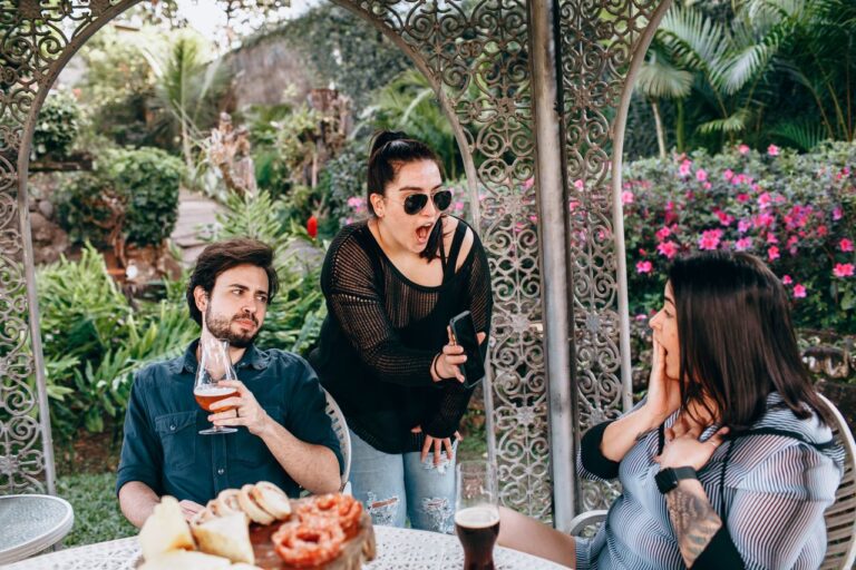 8 Annoying Habits of American Tourists Dining Abroad