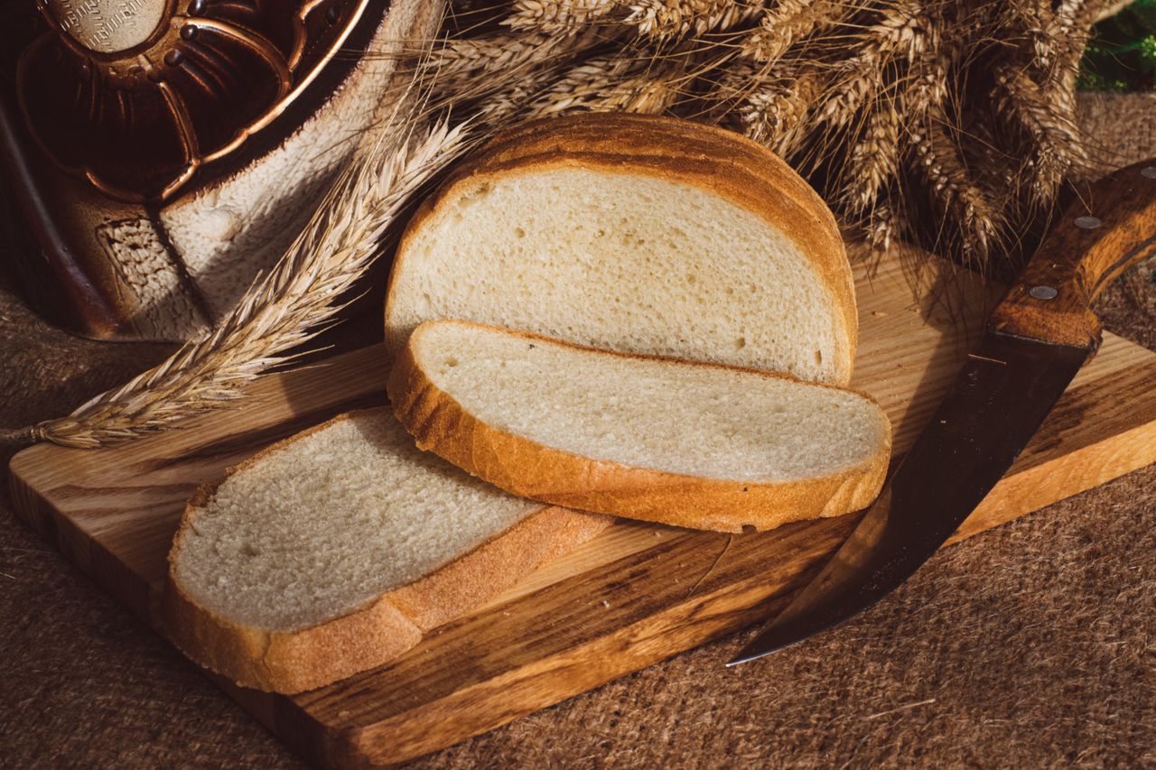 rustic-sliced-bread-on-wooden-cutting