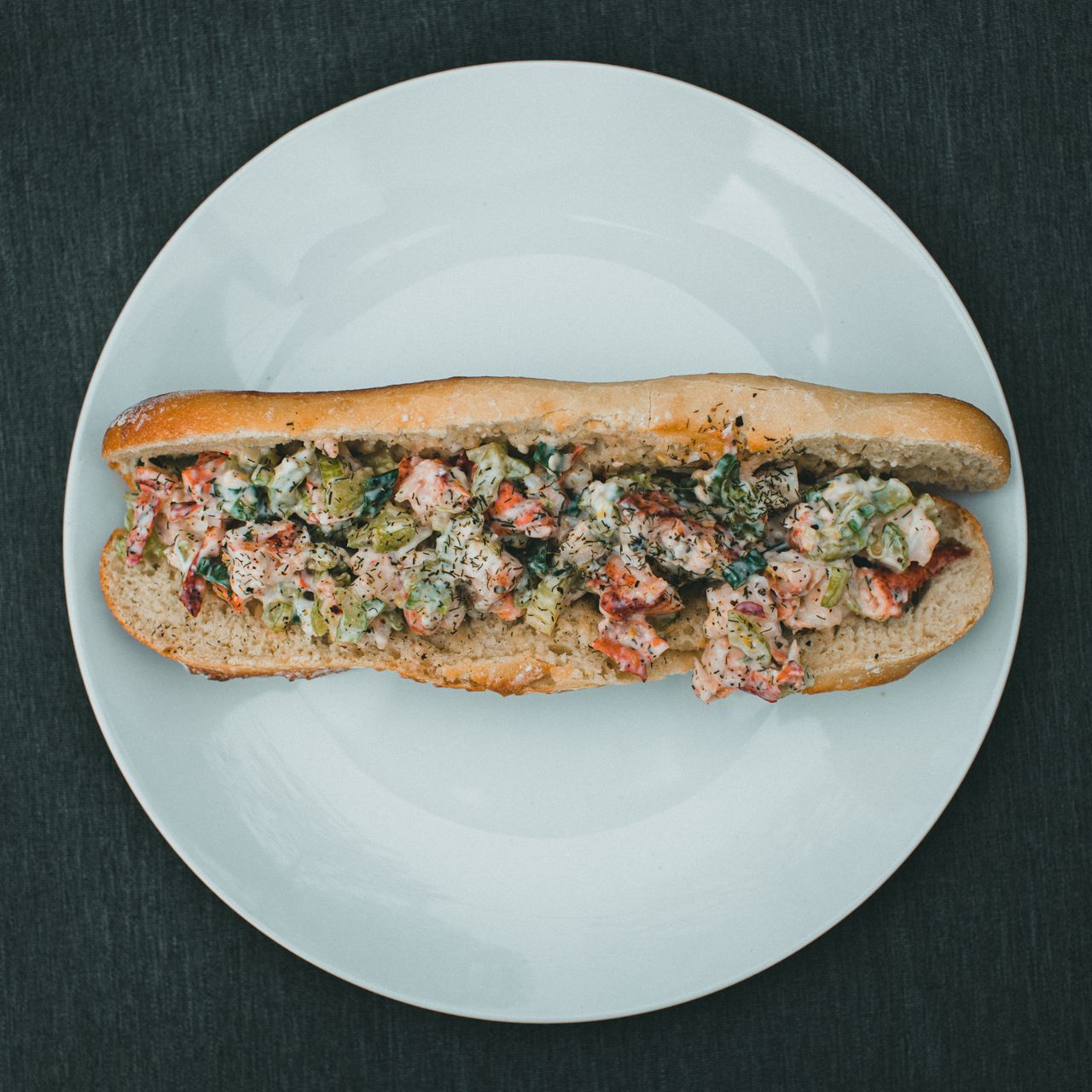 sandwich-on-a-ceramic-plate
